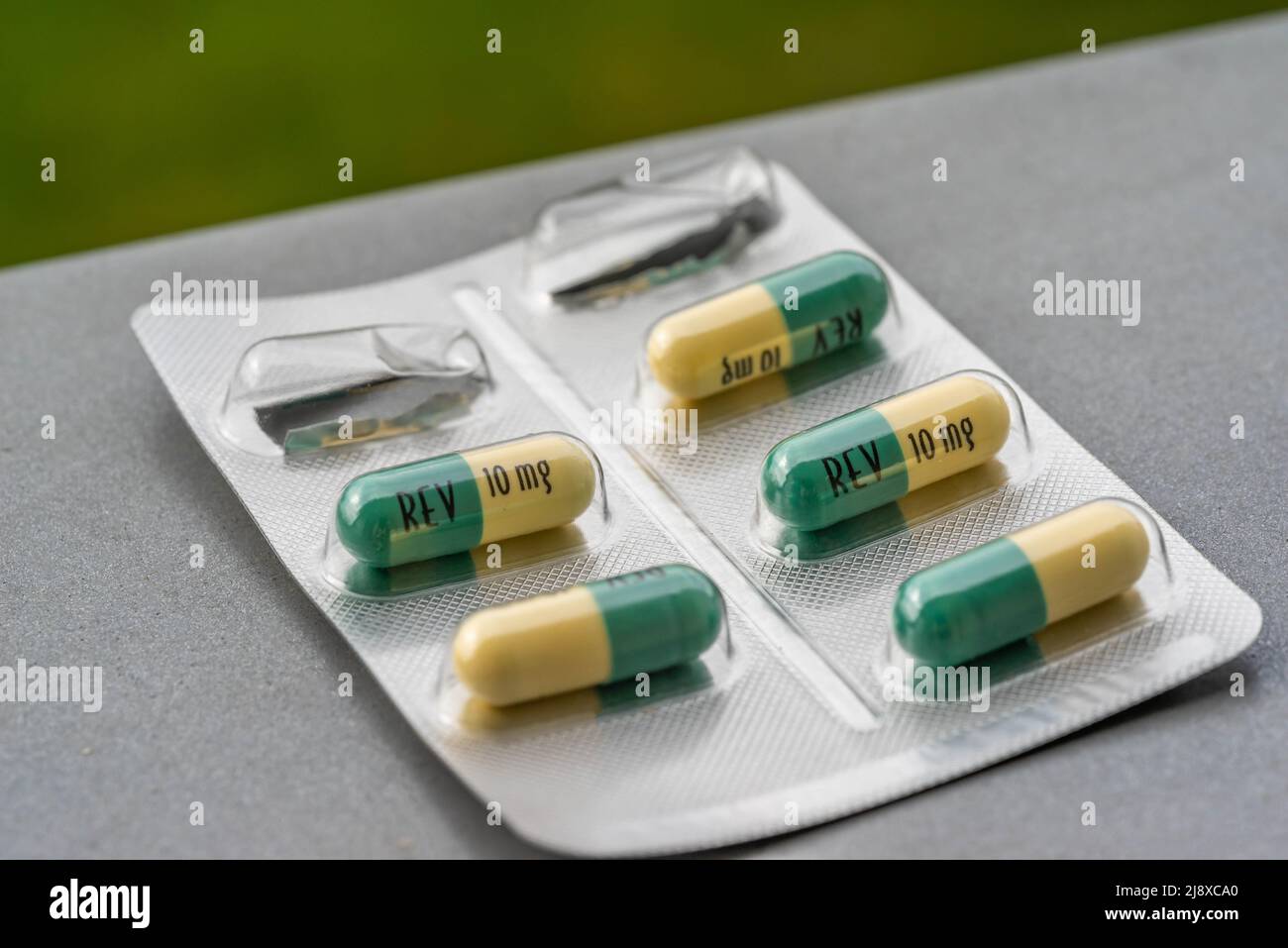 Nahaufnahme einer gebrauchten Blisterpackung für Revlimid 10mg Tabletten - Arzneimittel zur Behandlung des multiplen Myelom-Karzinoms Stockfoto