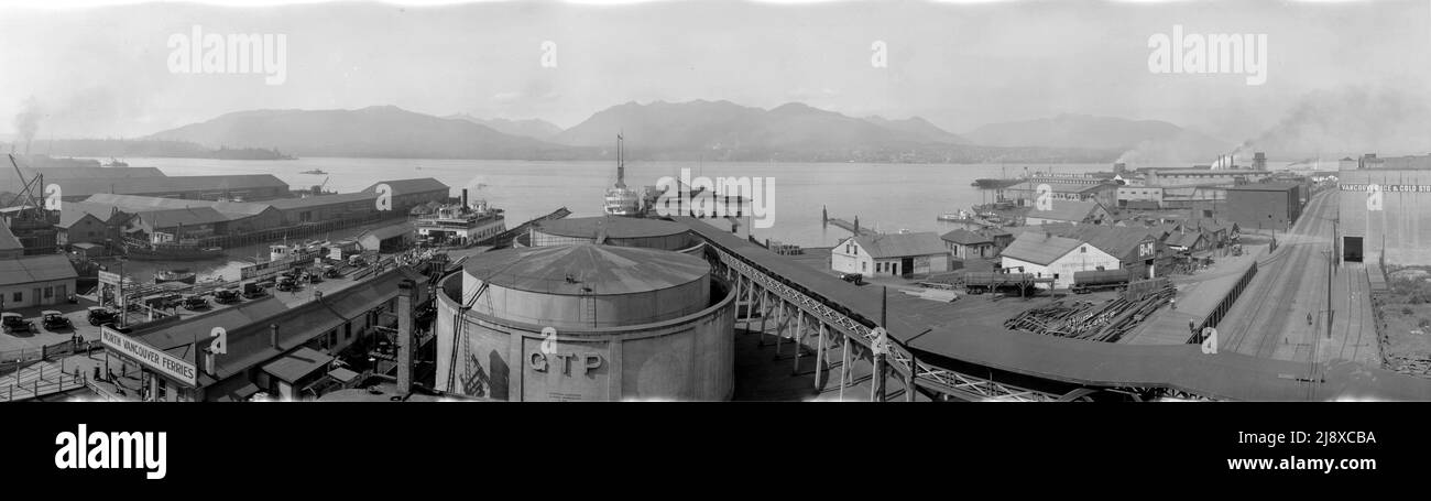 Vancouver Waterfront, mit Blick auf Sägewerke und Burrard Inlet in Richtung North Vancouver (einschließlich Stanley Park, links, und Mission Indian Reserve, Mitte-links) Ca. 1920 Stockfoto