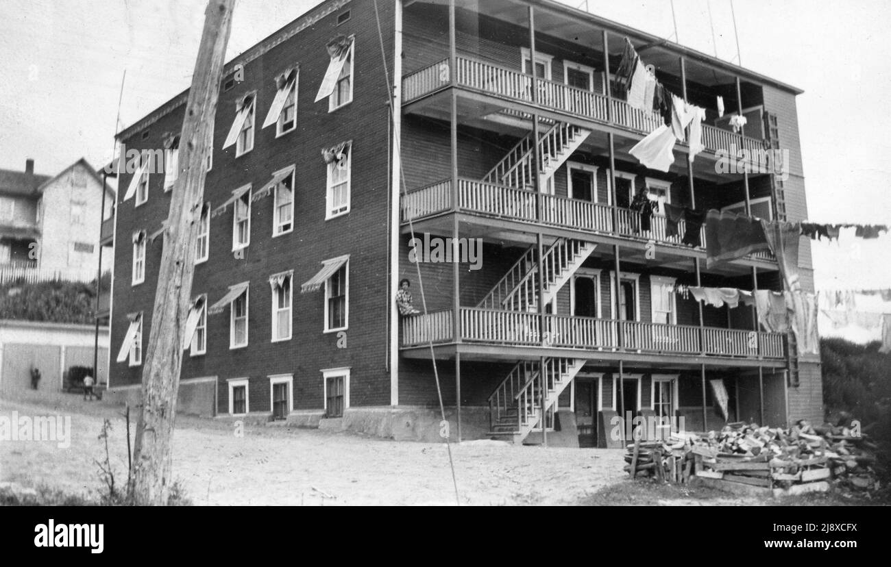 Die Wohnungen nannten die 14 Mieten in der Rue Sauvé, Alma, QC, Ca. 1935 Stockfoto