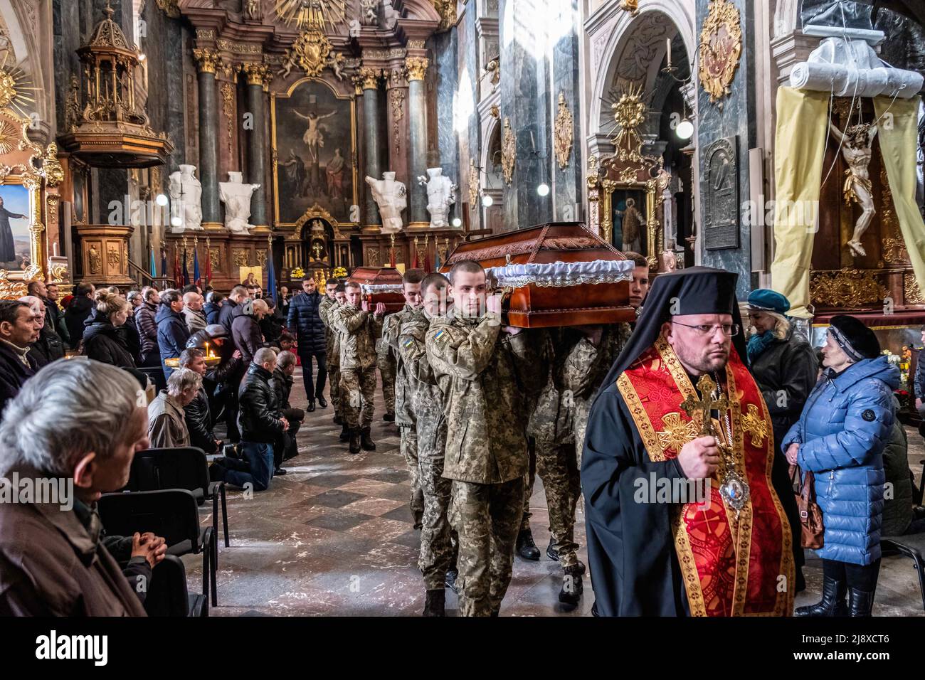 Lviv, Ukraine. 4. April 2022. Soldaten tragen die Särge zweier von der russischen Armee getöteten Soldaten. Militärbegräbnis in Lemberg.Russland marschierte am 24. Februar 2022 in die Ukraine ein und löste damit den größten militärischen Angriff in Europa seit dem Zweiten Weltkrieg aus (Bild: © Rick Mave/SOPA Images via ZUMA Press Wire) Stockfoto