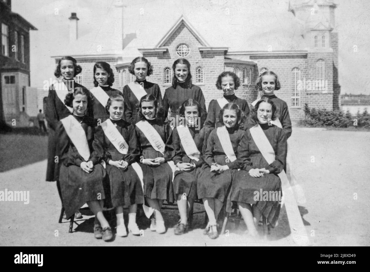 Gruppe von Schülerinnen posiert in der Nähe Marguerite-Bourgeoys Schule Ca. 1939 Stockfoto