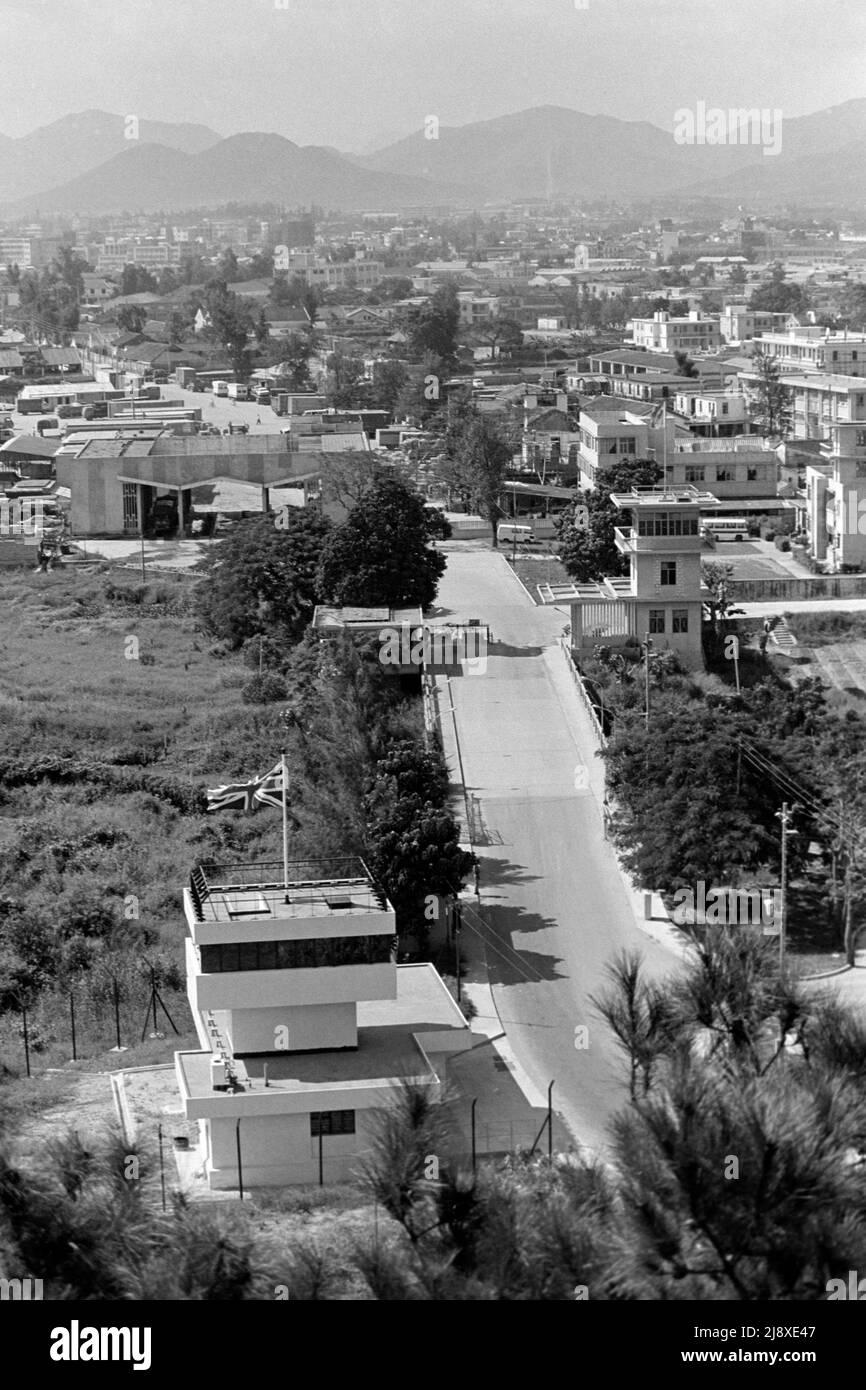 Shenzhen Special Economic Zone (SEZ) Provinz Guangdong, China, von man kam bis Police Post, New Territories, Hongkong. (Blick nach Norden - Oktober 1981). Man kam to Bridge befindet sich in der Mitte rechts auf dem Foto, hier wurden täglich chinesische illegale Einwanderer zurückgeführt. Stockfoto