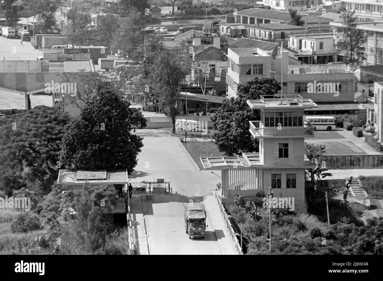 Shenzhen Special Economic Zone (SEZ) Provinz Guangdong, China, von man kam bis Police Post, New Territories, Hongkong. (Blick nach Norden - Oktober 1981). Man kam to Bridge befindet sich in der unteren Mitte des Fotos, hier wurden täglich chinesische illegale Einwanderer zurückgeführt. Stockfoto