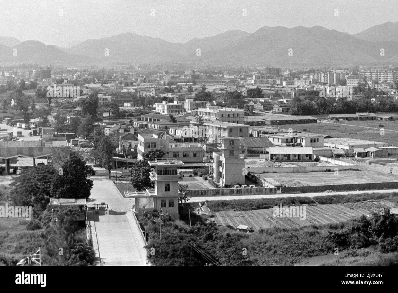 Shenzhen Special Economic Zone (SEZ) Provinz Guangdong, China, von man kam bis Police Post, New Territories, Hongkong. (Blick nach Norden - Oktober 1981). Man kam to Bridge befindet sich links unten auf dem Foto, hier wurden täglich chinesische illegale Einwanderer zurückgeführt. Stockfoto