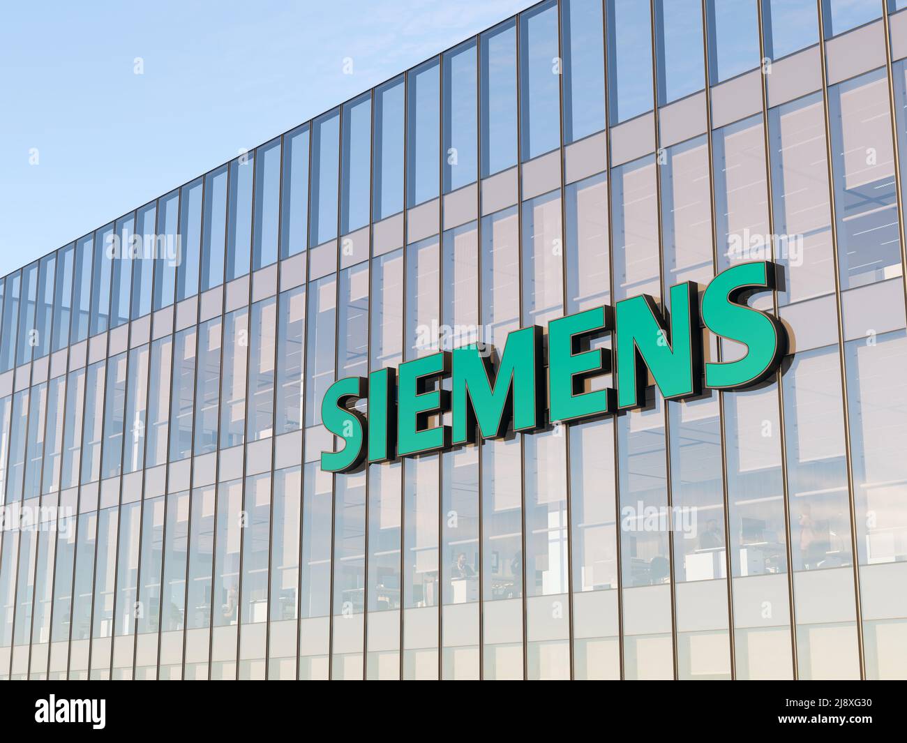 München, Deutschland. 2.Mai 2022. Nur zur redaktionellen Verwendung, 3D CGI. Siemens Signage-Logo auf dem Glasgebäude. Workplace Automation Company Office Headquart Stockfoto