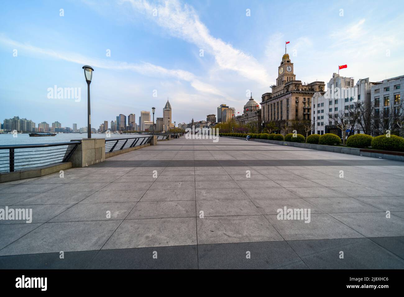 Der Bund (Waitan), der in der Regel täglich mit Tausenden von Besuchern überfüllt ist, ist in der Nacht vor der Stadtsperre in Shanghai unheimlich leer. Stockfoto