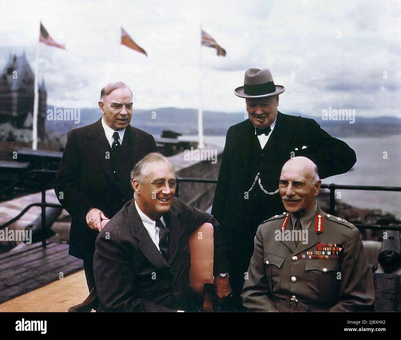 William Lyon Mackenzie King, Premierminister von Kanada; Winston Churchill, Premierminister des Vereinigten Königreichs; Franklin D. Roosevelt, Präsident der Vereinigten Staaten von Amerika; Und Generalmajor Sir Alexander Cambridge, 1. Earl of Athlone, Gouverneur-General von Kanada, auf der Terrasse der Zitadelle in Quebec, Kanada, während der Konferenz von Quebec, auf der die Invasionsstrategie für die Normandie diskutiert wurde, ca. 1943 Stockfoto