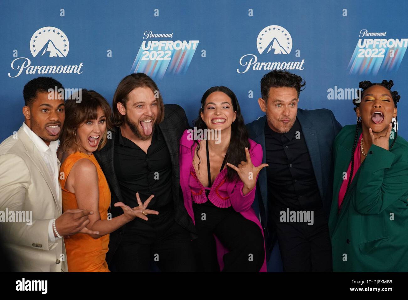 New York, NY, USA. 18.. Mai 2022. Jordan Calloway, Diane Farr, Max Thierlot, Stephanie Arcila, Kevin Alejandro und Jules Latimer bei der Ankunft für Paramount Upfront 2022 Post Party - CBS BET Comedy Central MTV Nickelodeon, 666 Madison Ave, New York, NY 18. Mai 2022. Kredit: Kristin Callahan/Everett Collection/Alamy Live Nachrichten Stockfoto