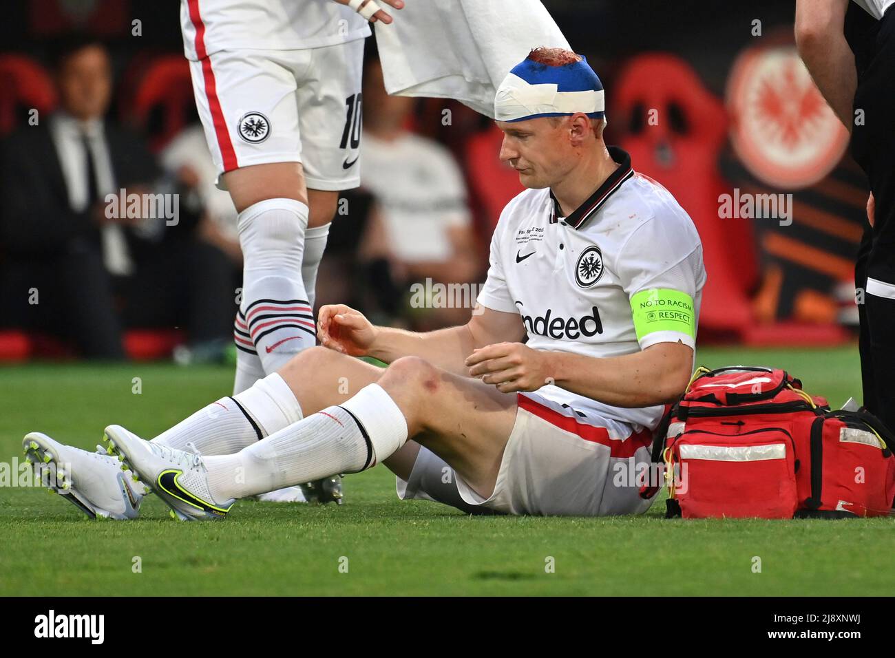 Sevilla, Spanien. 18.. Mai 2022. Sebastian Rode (Eintracht Frankfurt) mit Turban wegen einer Kopfzerrung. Soccer Europa League, Finale Eintracht Frankfurt - Glasgow Rangers 5-4 IE am 18.. Mai 2022 in Sevilla/Estadio Ramon Sanchez-Pizjuan Credit: dpa/Alamy Live News Stockfoto
