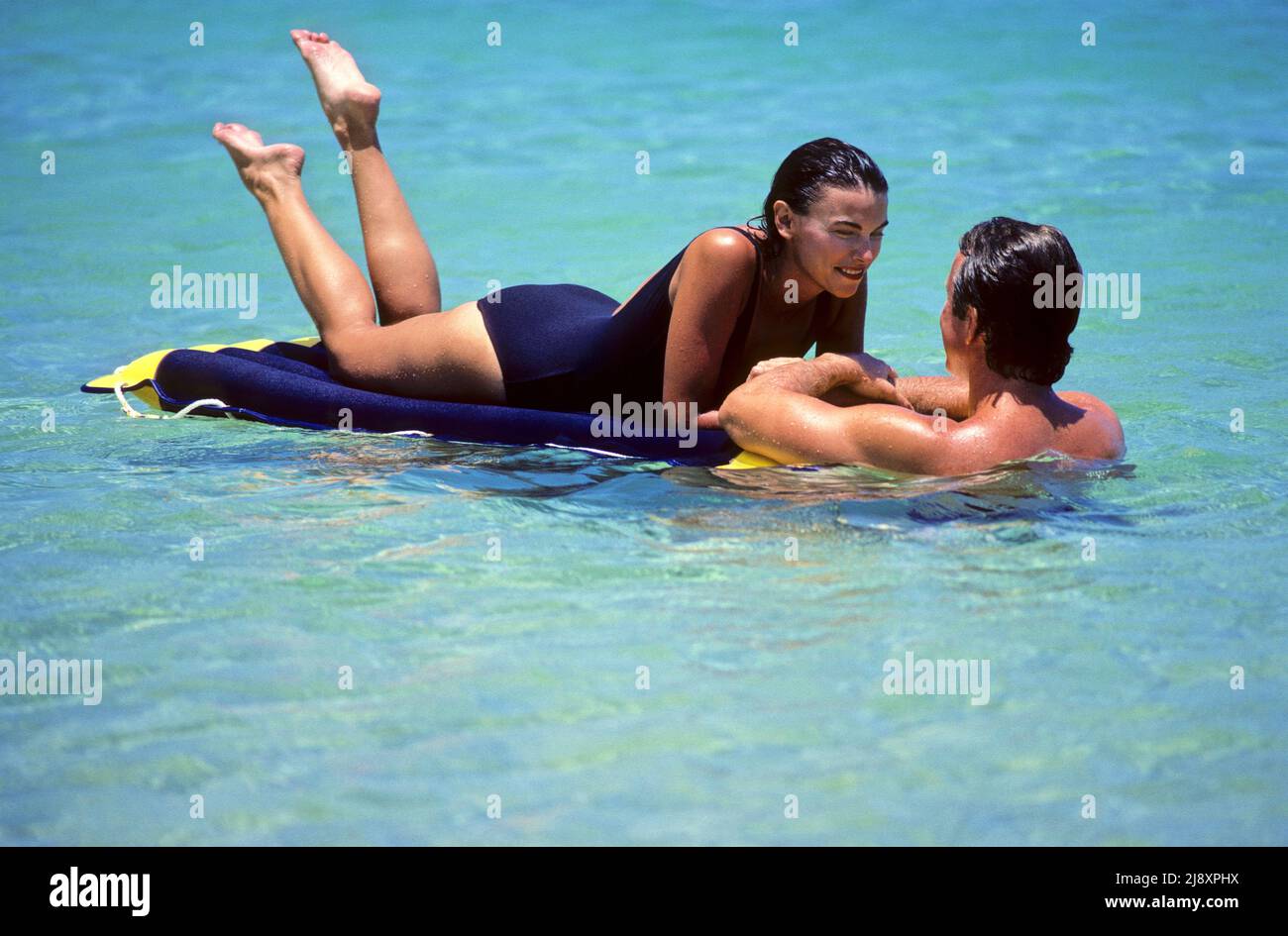 Romantisches Paar in tropischen Gewässern Stockfoto