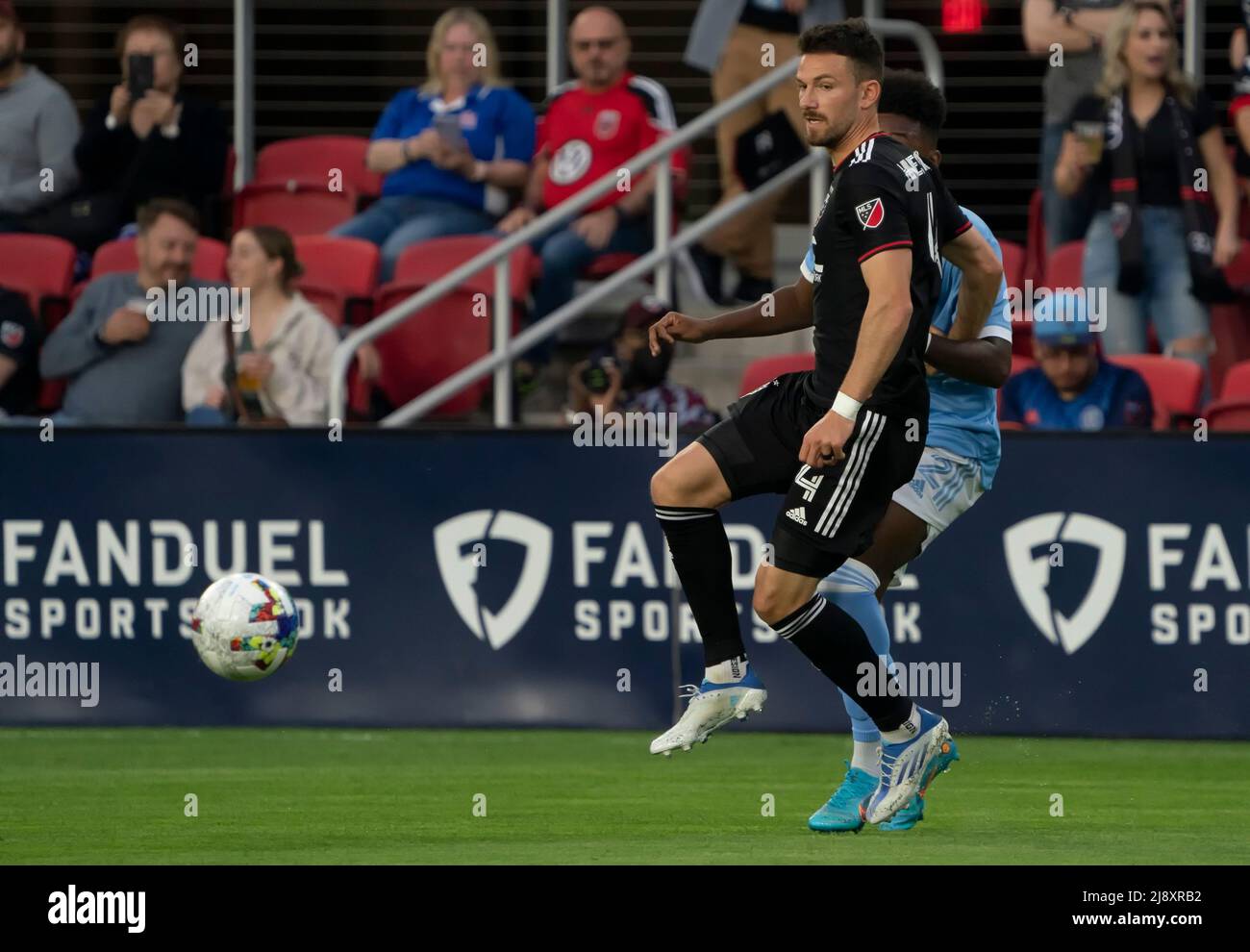 WASHINGTON, DC, USA - 18. MAI 2022: Der Verteidiger von D.C. United, Brendan Hines-Ike (4), macht einen Pass während eines MLS-Spiels zwischen DC United und dem FC New York City am 18. Mai 2022 IM Audi-Feld in Washington DC. (Foto von Tony Quinn-Alamy Live News) Stockfoto