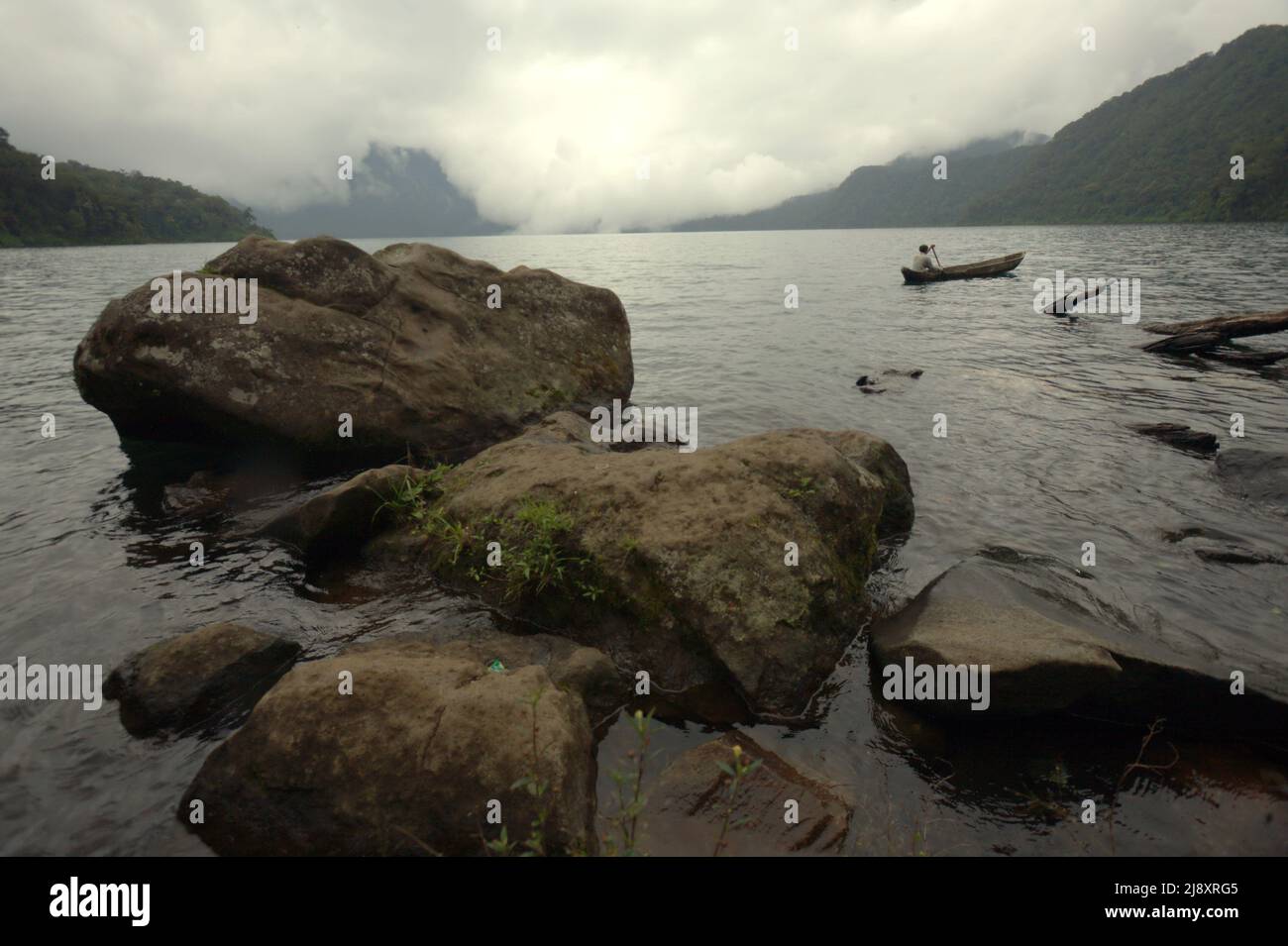 Blick auf den See Gunung Tujuh im Kerinci Seblat Nationalpark, Indonesien. Der See Gunung Tujuh liegt auf einer Höhe von etwa 2.000 Metern über dem Meeresspiegel und ist einer der höchsten Seen Südostasiens. Stockfoto