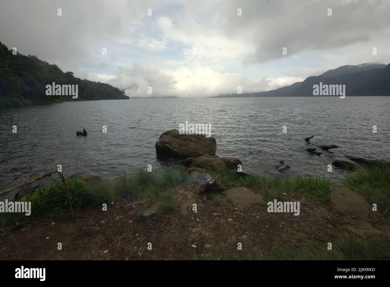 Blick auf den See Gunung Tujuh im Kerinci Seblat Nationalpark, Indonesien. Der See Gunung Tujuh liegt auf einer Höhe von etwa 2.000 Metern über dem Meeresspiegel und ist einer der höchsten Seen Südostasiens. Stockfoto