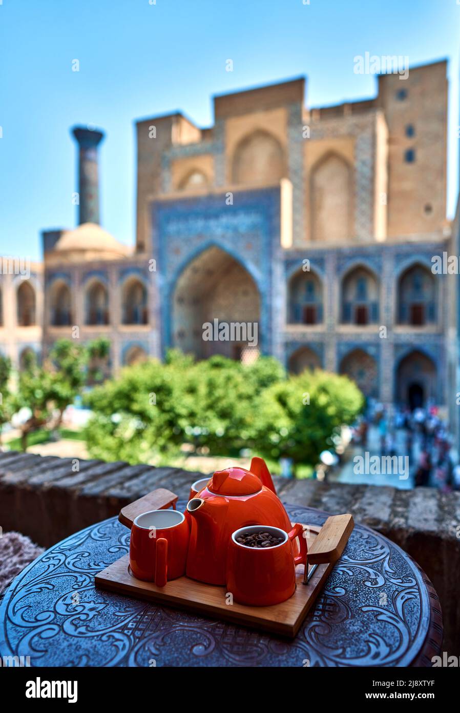 tasse Kaffee auf dem Hintergrund eines alten asiatischen Palastes Stockfoto