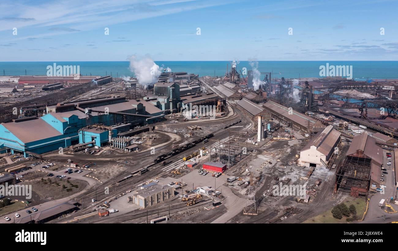 Die Nachmittagssonne scheint auf dem Industriegebiet von Gary, Indiana, USA. Stockfoto