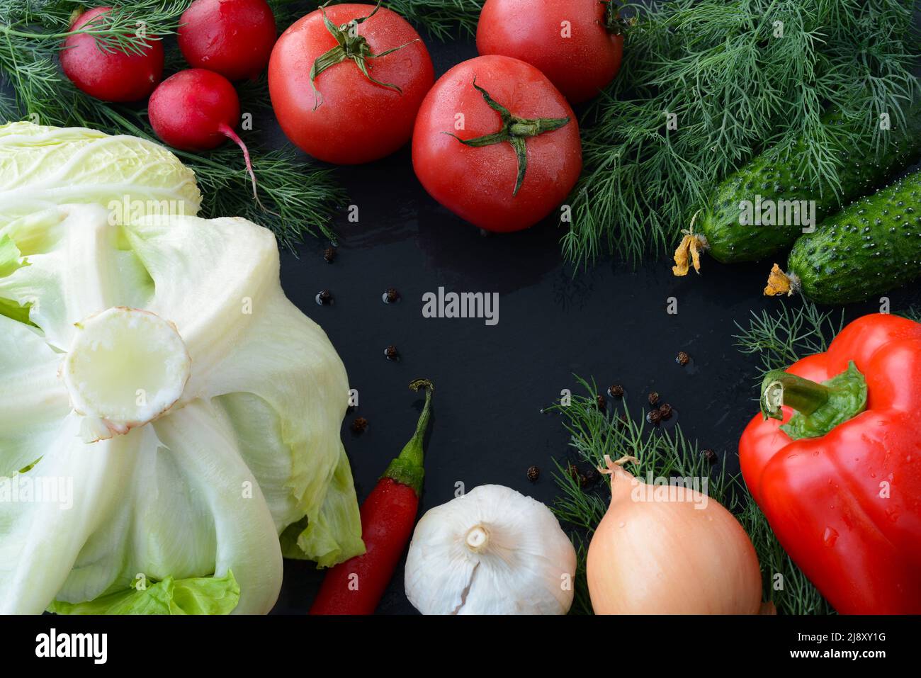 Frisches Gemüse, grüner Salat, Tomaten, Gurken, rote Chili-Paprika, Knoblauch-Zwiebel-Rettich-Dill Stockfoto