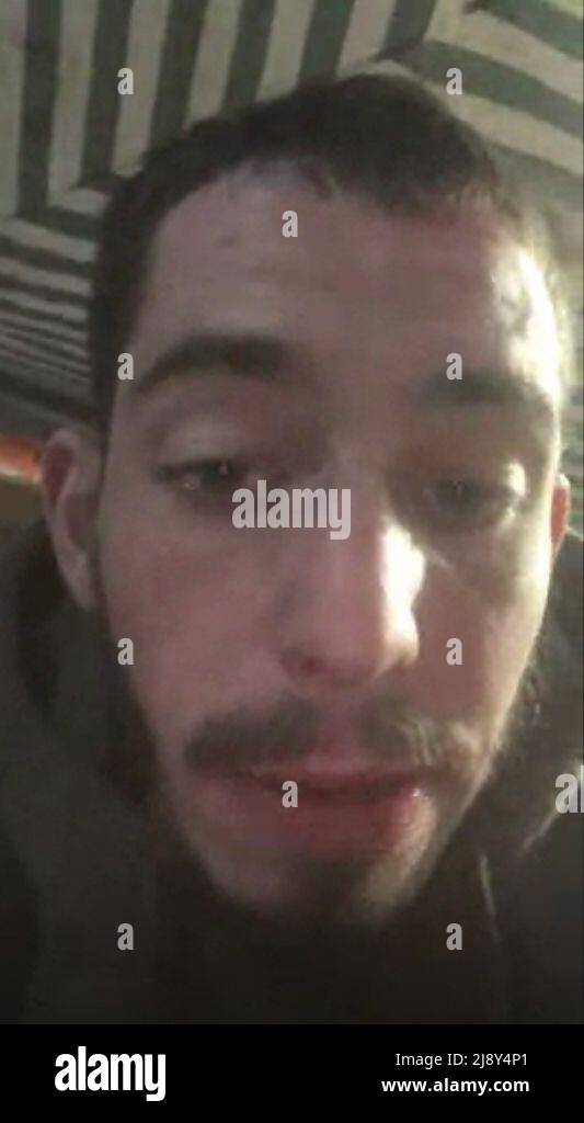 Screengrab aus dem PA-Video von Conor Braithwaite, das in der Ukraine interviewt wurde. Conor, 23, hilft seit Wochen, ukrainische Soldaten an der Front zu behandeln. Kurz nach Beginn der russischen Invasion kam der Notarzt mit einem Freund in Kiew an, um medizinische Hilfsgüter zu liefern. Während seiner Zeit in Kiew half er bei der Einrichtung von Feldlazaretten, bevor er mit zwei regulären Einheiten und einer Freiwilligeneinheit nach Osten ging. Ausgabedatum: Donnerstag, 19. Mai 2022. Stockfoto