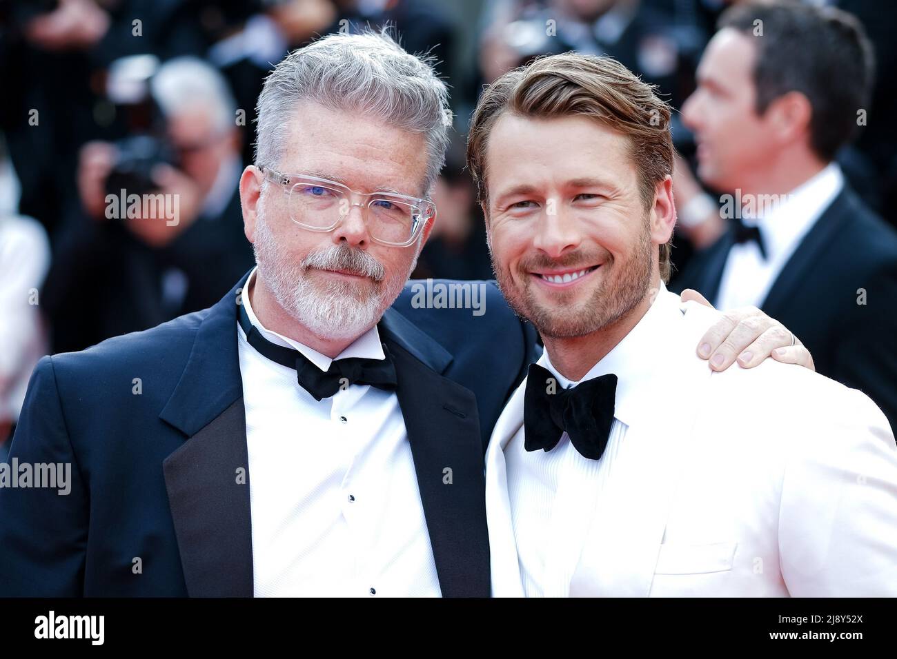 Cannes, Frankreich. 18.. Mai 2022. Cannes, Frankreich, Mittwoch, Mai. 18, 2022 - Christopher McQuarrie und Glen Powell werden während der Filmfestspiele von Cannes 75. im Palais des Festivals et des Congrès de Cannes auf dem roten Teppich von Top Gun Maverick gesehen. Bild nach Kredit: Julie Edwards/Alamy Live News Stockfoto