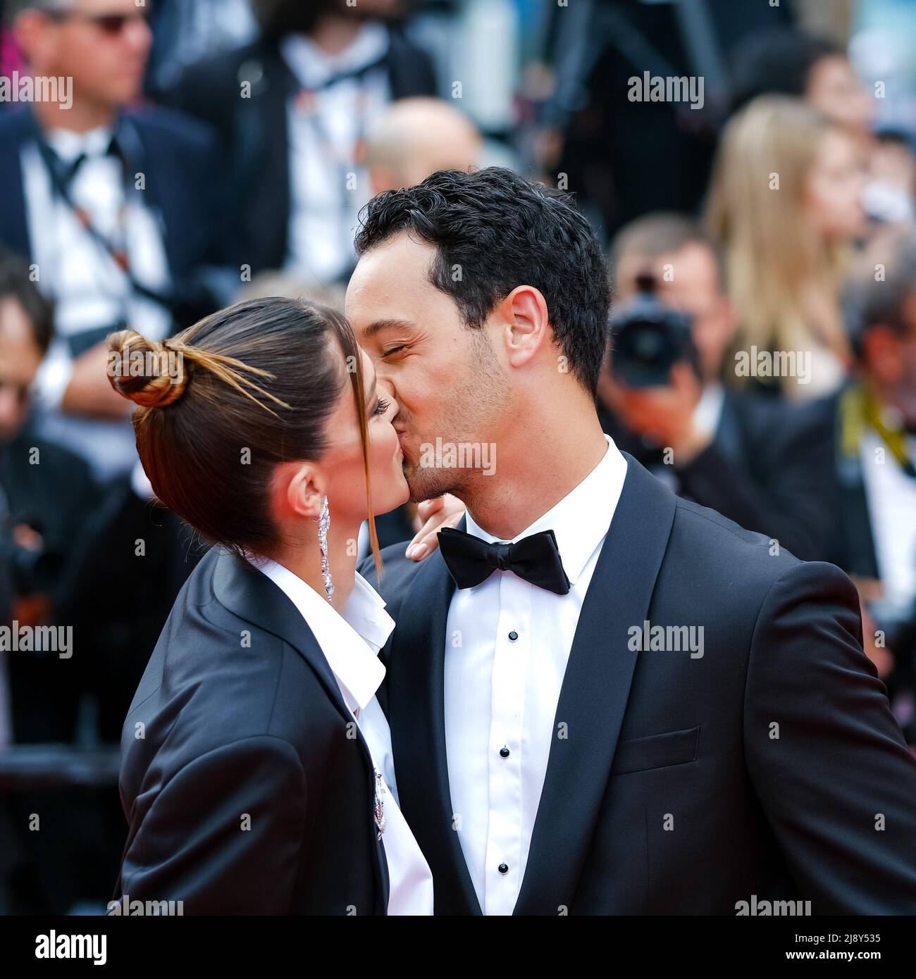 Cannes, Frankreich. 18.. Mai 2022. Cannes, Frankreich, Mittwoch, Mai. 18, 2022 - Diego El Glaoui und Iris Mittenaere sind auf dem roten Teppich der Top Gun Maverick während der Filmfestspiele von Cannes 75. im Palais des Festivals et des Congrès de Cannes zu sehen. Bild nach Kredit: Julie Edwards/Alamy Live News Stockfoto