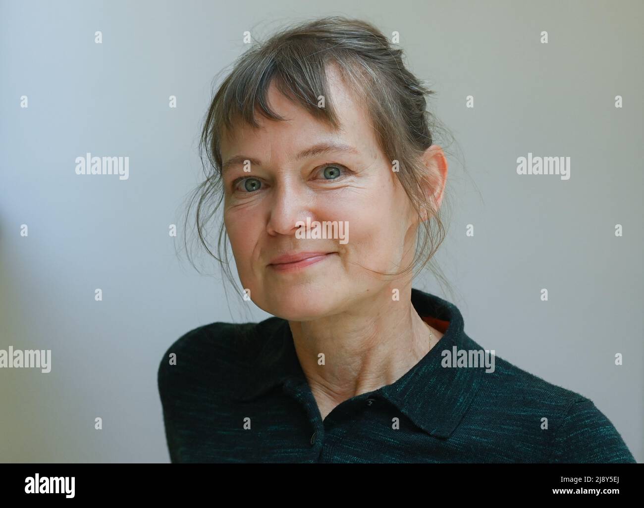 Berlin, Deutschland. 18.. Mai 2022. Die Berliner Illustratorin Nadia Budde zeigt im Salon der grafischen Literatur in der Bibliothek am Luisenbad erstmals Auszüge aus ihrem neuen Buch 'Hundeblick Berlin'. Es ist ein grafischer Roman-Reiseführer für Berlin und wird aus der Sicht eines Hundes gezeichnet und erzählt. Quelle: Jens Kalaene/dpa/Alamy Live News Stockfoto