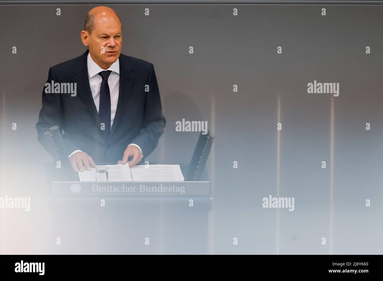 Bundeskanzler Olaf Scholz spricht im Rahmen einer Sitzung des Bundestages in Berlin, Deutschland, am 19. 2022. REUTERS/Hannibal Hanschke Stockfoto