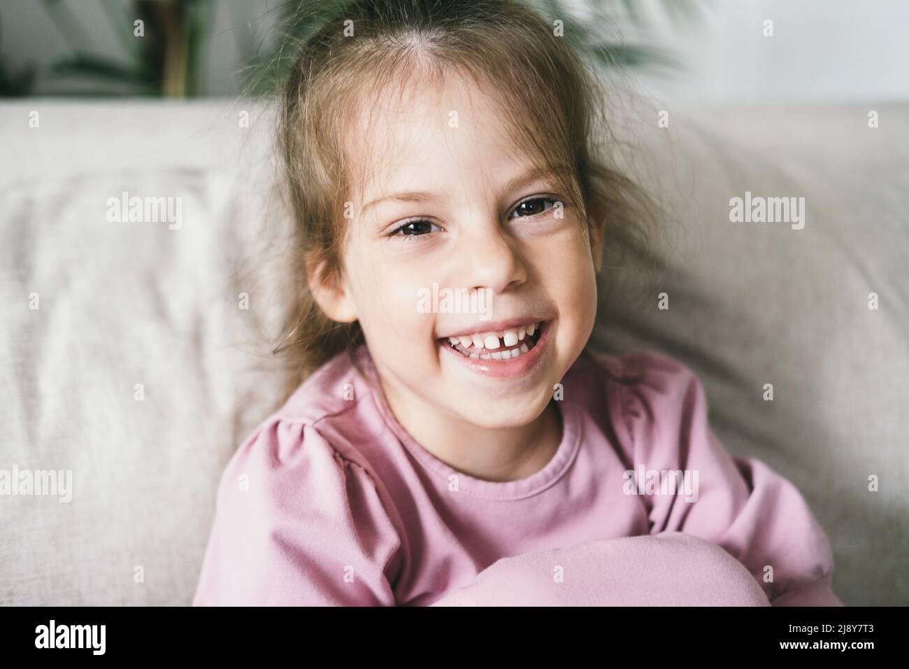 Ein dreijähriges Kind posiert zu Hause für die Kamera. Stockfoto