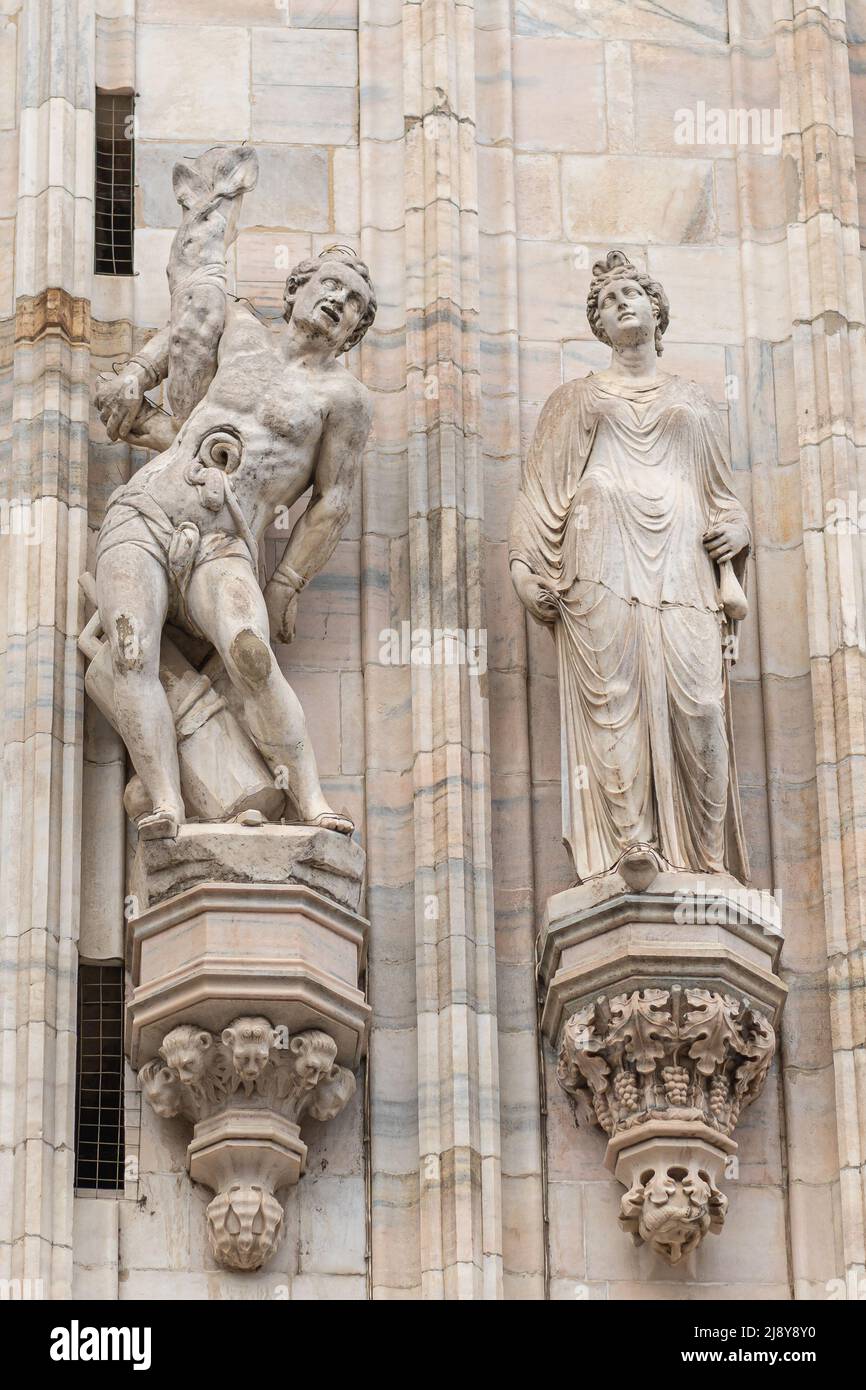 Die Statue des Heiligen Erasmus von Formia auf der Mailänder Kathedrale oder dem Mailänder Dom ist die Kathedrale von Mailand, Lombardei, Italien. Der Geburt des Hl. Ma gewidmet Stockfoto