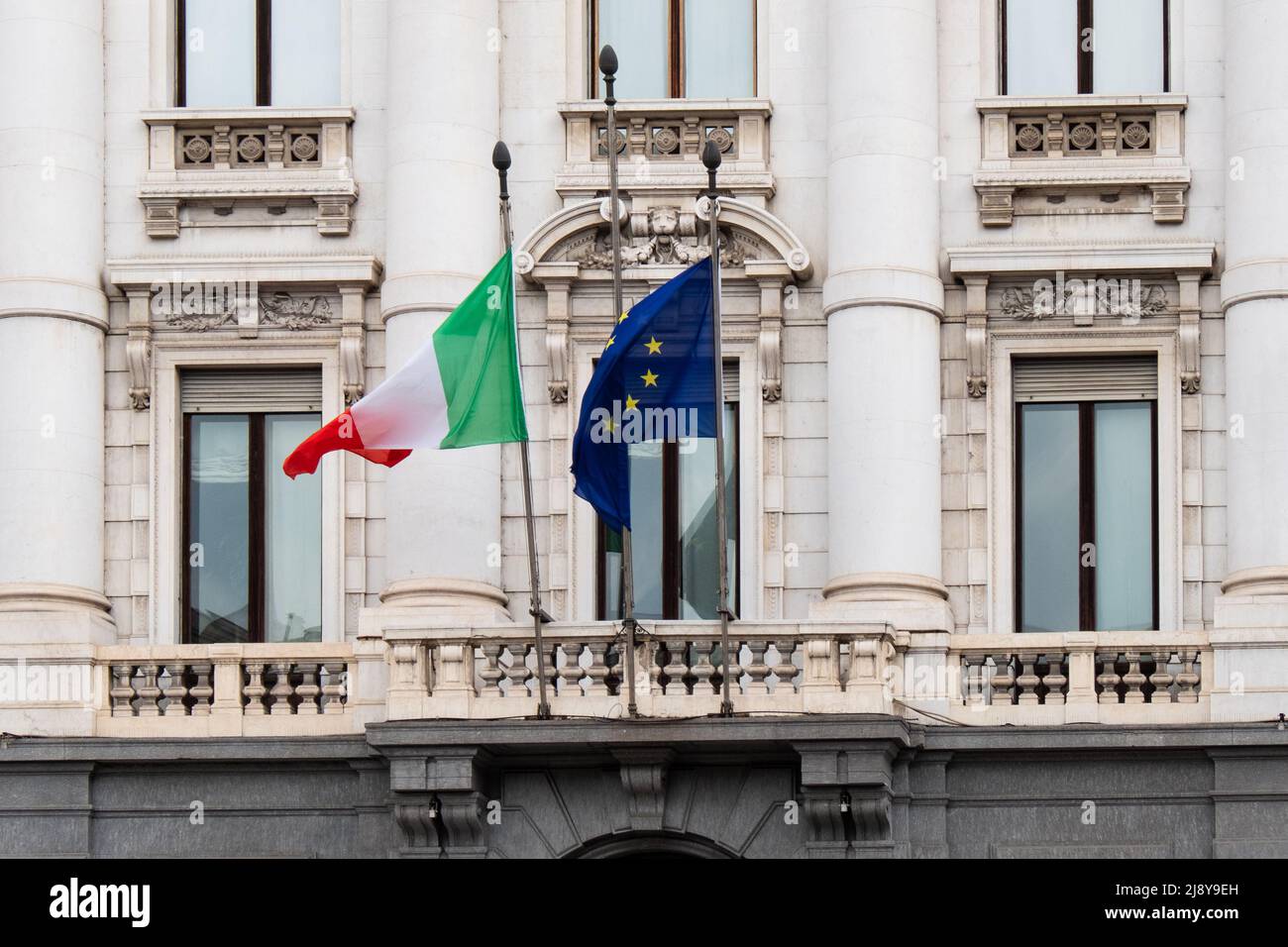 Banca Commerciale Italiana (BCI-Palast) in Mailand, auf der Piazza della Scala. Flaggen der italienischen und der Europäischen Union auf dem historischen Gebäude. Stockfoto