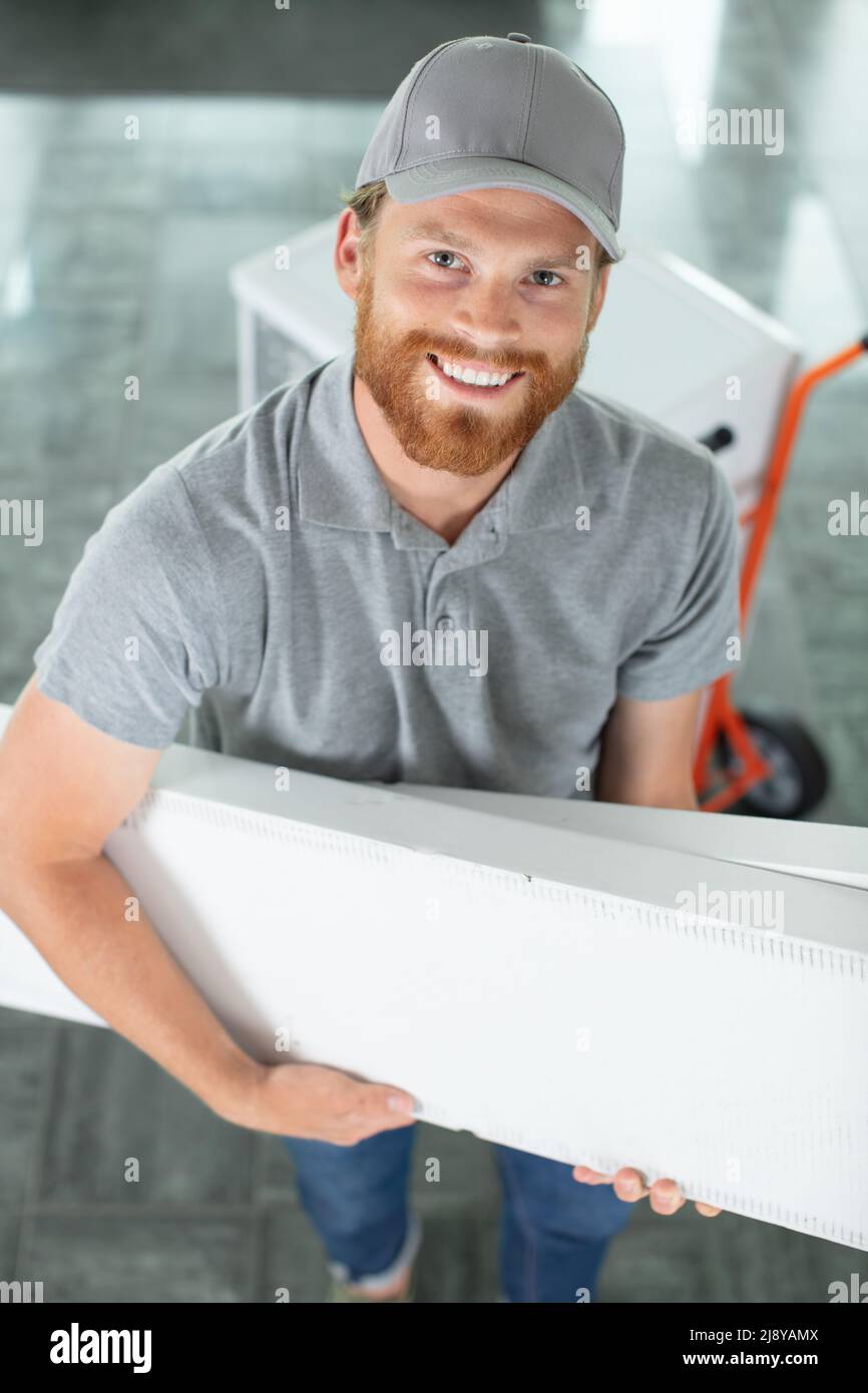 movers mit zwei großen Pappkartons Stockfoto