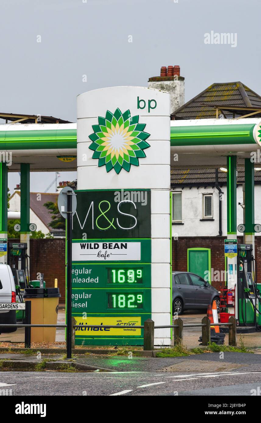 Brighton UK 19. May 2022 - hohe Kraftstoffpreise an einer BP-Tankstelle an der Küste von Hove, da sich die Lebenshaltungskrise in Großbritannien verschärft. Rishi Sunak der Schatzkanzler wird unter Druck gesetzt, eine Windfallsteuer für die Energieunternehmen zu erheben : Credit Simon Dack / Alamy Live News Stockfoto