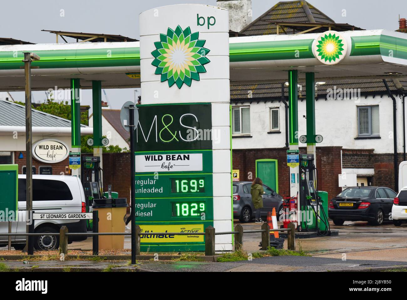 Brighton UK 19. May 2022 - hohe Kraftstoffpreise an einer BP-Tankstelle an der Küste von Hove, da sich die Lebenshaltungskrise in Großbritannien verschärft. Rishi Sunak der Schatzkanzler wird unter Druck gesetzt, eine Windfallsteuer für die Energieunternehmen zu erheben : Credit Simon Dack / Alamy Live News Stockfoto