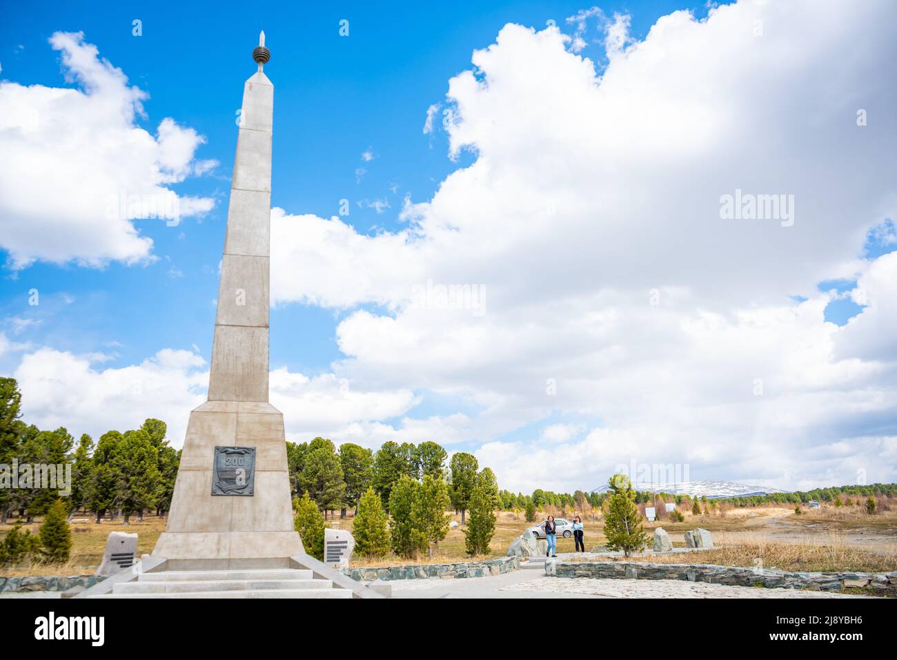 Altai, Russland - 7. Mai 2022: Denkmal zum 200. Jahrestag des freiwilligen Eintritts des Altai-Gebirges in Russland auf dem Seminsky-Pass. Stockfoto