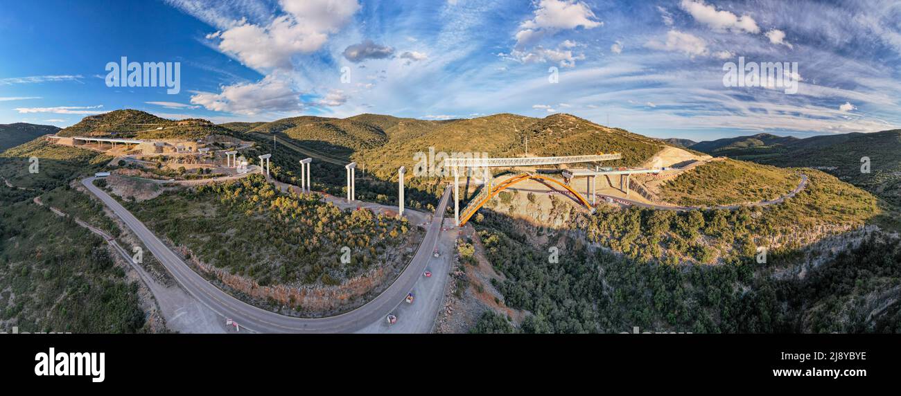 Herrlicher Panoramablick auf eine neue Brückenkonstruktion mit dramatischem blauen Himmel und Wolken im Hintergrund in Morella Stockfoto