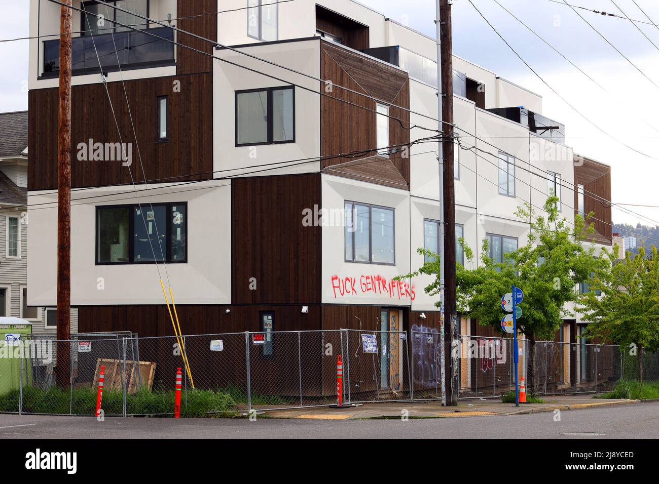 New Construction Townhouses with 'Fuck Gentrifiers' Graffiti in the Division/Clinton, Hosford-Abernethy Neighborhood, Portland, Oregon, April 26, 2022 Stockfoto