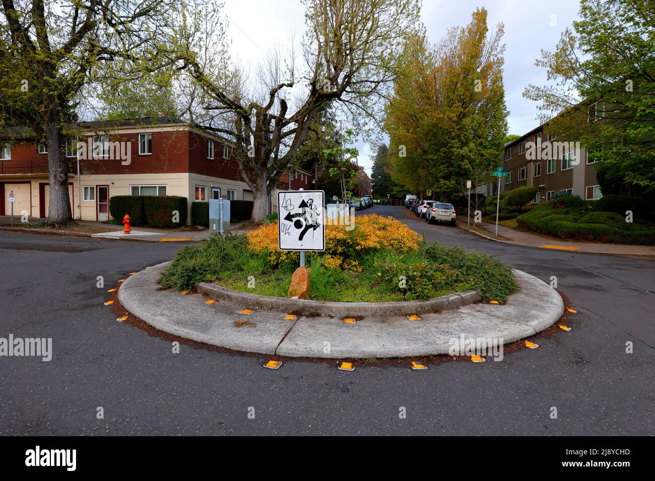 Ein Kreisverkehr an der Kreuzung von SE Oak St und SE 15. Ave, Portland, Oregon. Verkehrskreise werden verwendet, um den Verkehr zu beruhigen und Konflikte zu reduzieren .. Stockfoto
