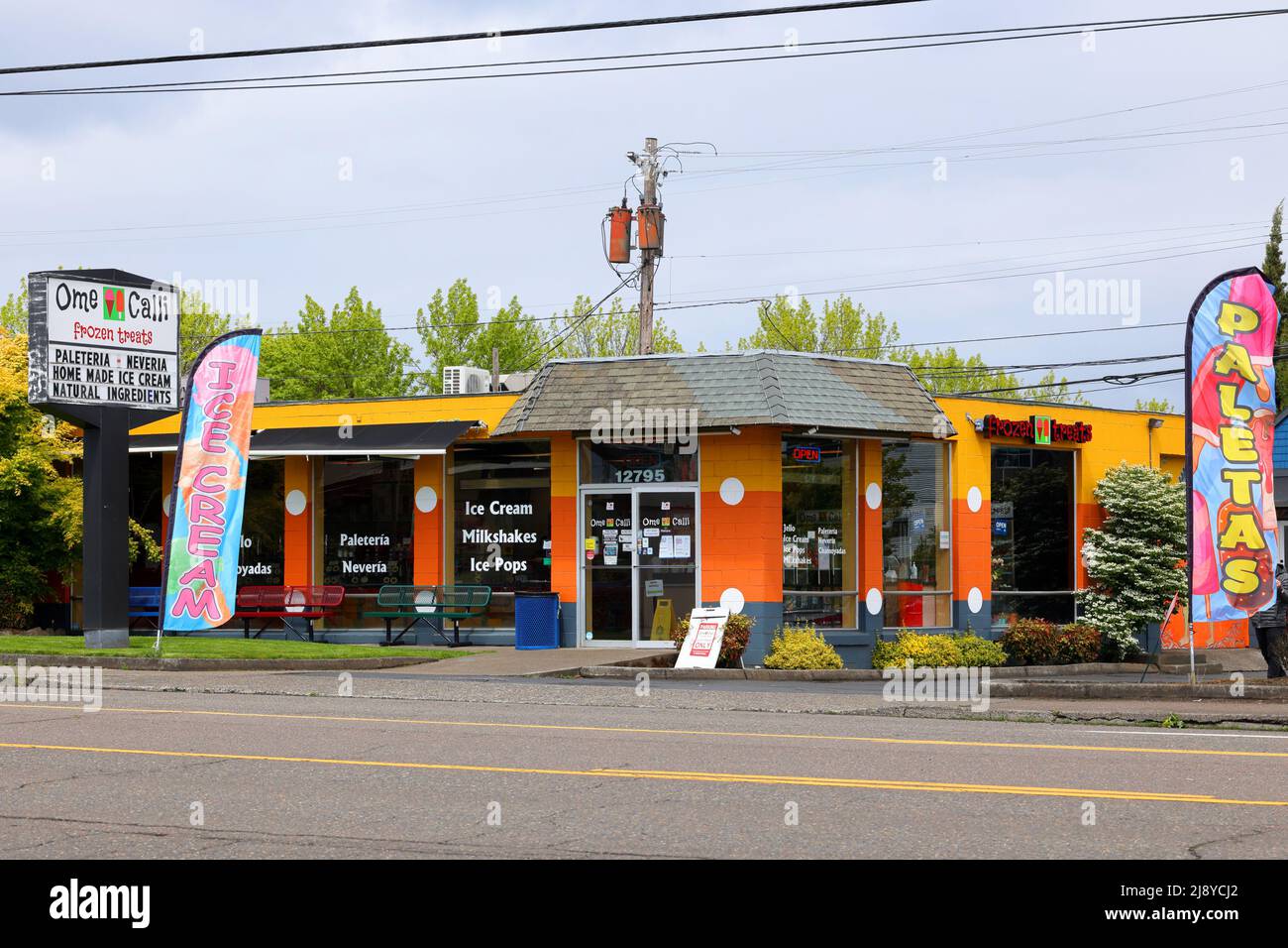 OME Calli, 12795 SW Canyon Rd, Beaverton-Schaufensterfoto eines mexikanischen Eises und eines Popsicle-Shops. OME Calli paleteria y neveria, Oregon Stockfoto