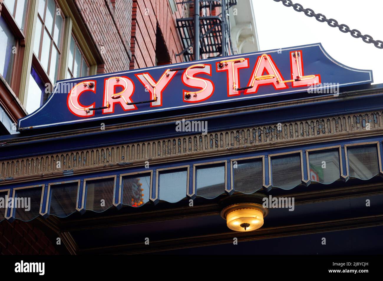 Crystal Ballroom, 1332 W Burnside St, Portland, Oregon. Neon-Festzelt an der Außenseite eines Veranstaltungsortes für Live-Musik in der Innenstadt von Portland. Stockfoto