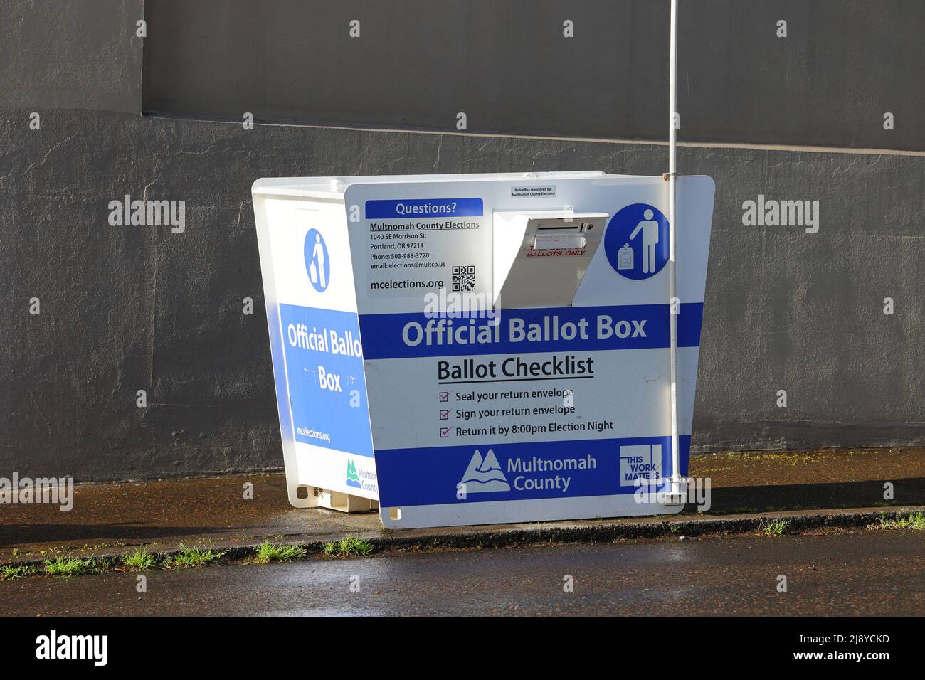 Eine offizielle Wahlurne des Landkreises Multnomah, Wahlurne vor dem Gebäude des Wahlbüros des Landkreises Multnomah in Portland, Oregon, 30. April 2022. Stockfoto