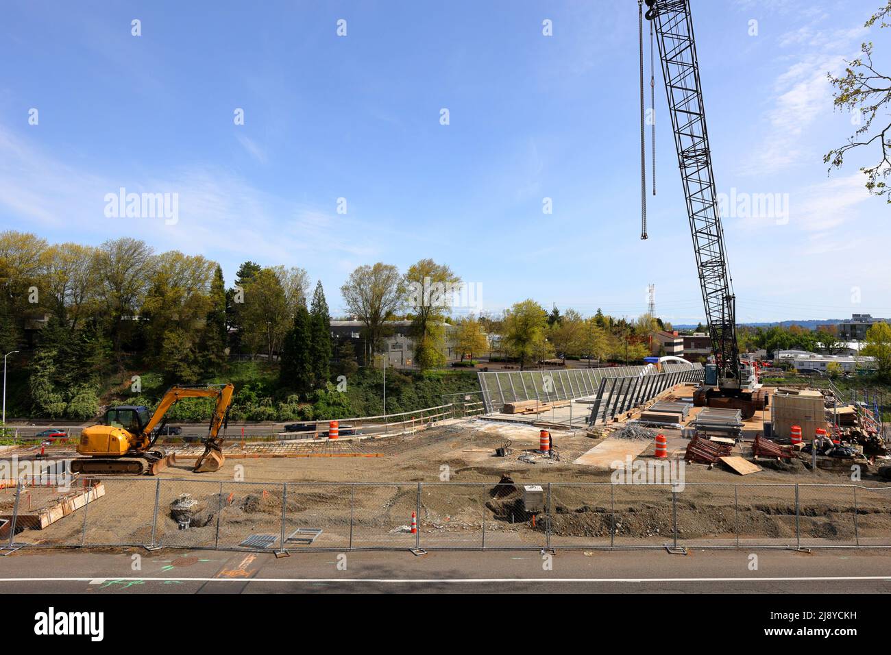 Kongressabgeordneter Earl Blumenauer Fahrrad- und Fußgängerbrücke „Blumenauer Bridge“ plaza im Bau, Portland, Oregon, 1. Mai 2022. Stockfoto