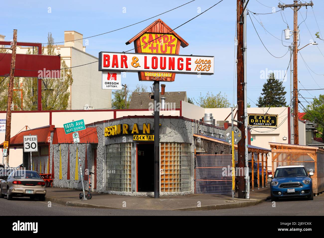 Sandy Hut, 1430 NE Sandy Blvd, Portland Schaufenster Foto einer Bar und Lounge im Kerns Viertel, Oregon Stockfoto