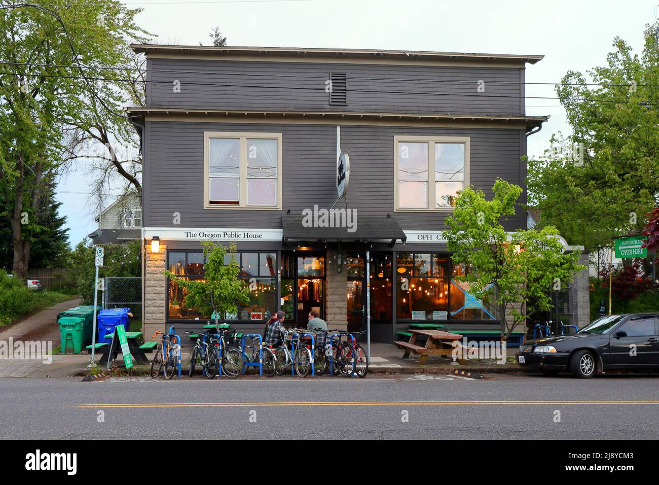 The Oregon Public House, Village Ballroom, 700 NE Dekor St, Portland, Foto einer Bar mit Erlösen zur Unterstützung verschiedener gemeinnütziger Organisationen, Oregon Stockfoto