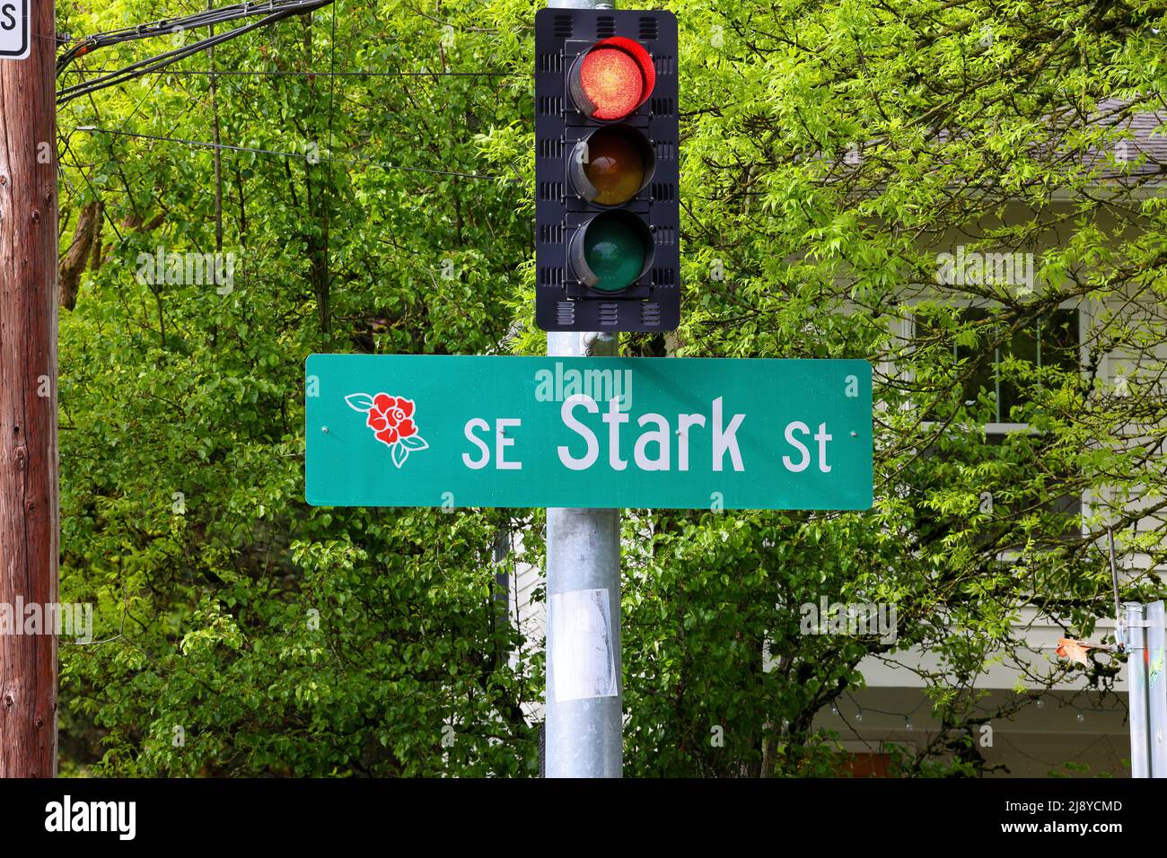 Große Straßenbeschilderung zur SE stark St, Portland, Oregon. Stockfoto