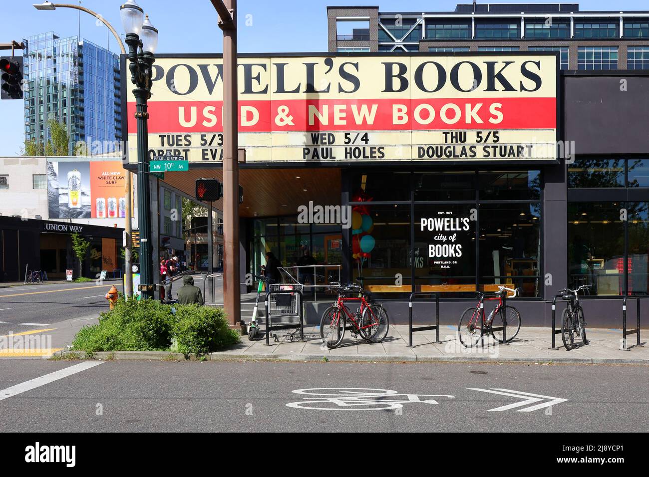 Powell's City of Books (Burnside flagship) photo 1