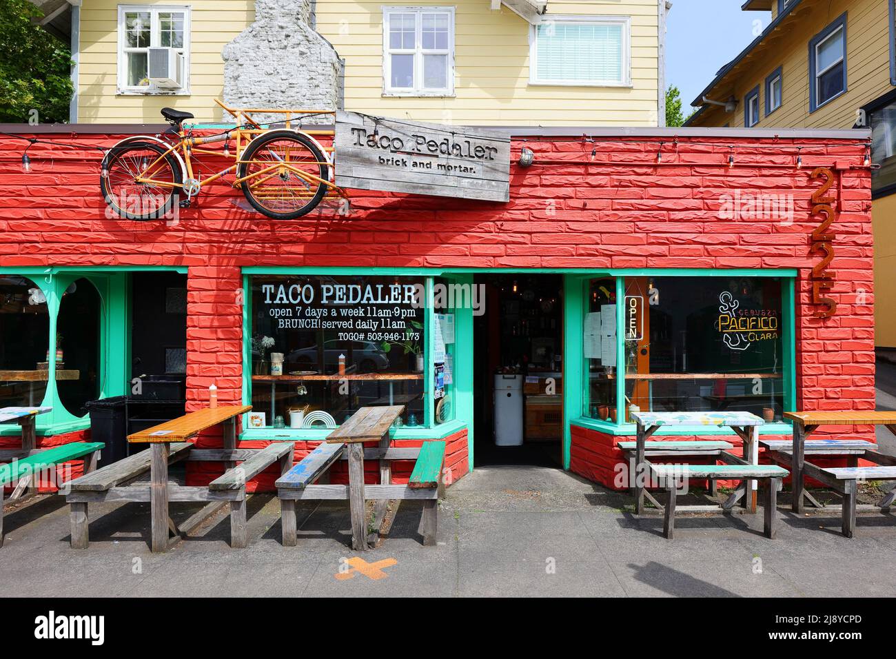 Taco Pedaler, 2225 NE Broadway, Portland Schaufenster Foto eines mexikanischen Restaurants, Oregon. Stockfoto