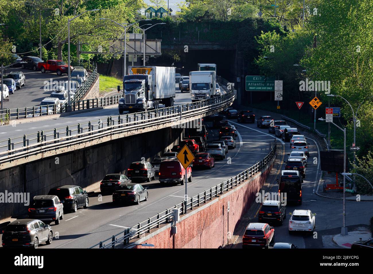 Ein „dreifacher Ausleger des Brooklyn-Queens Expressway (BQE) Interstate 278 im Brooklyn Heights Viertel von Brooklyn, New York. Stockfoto