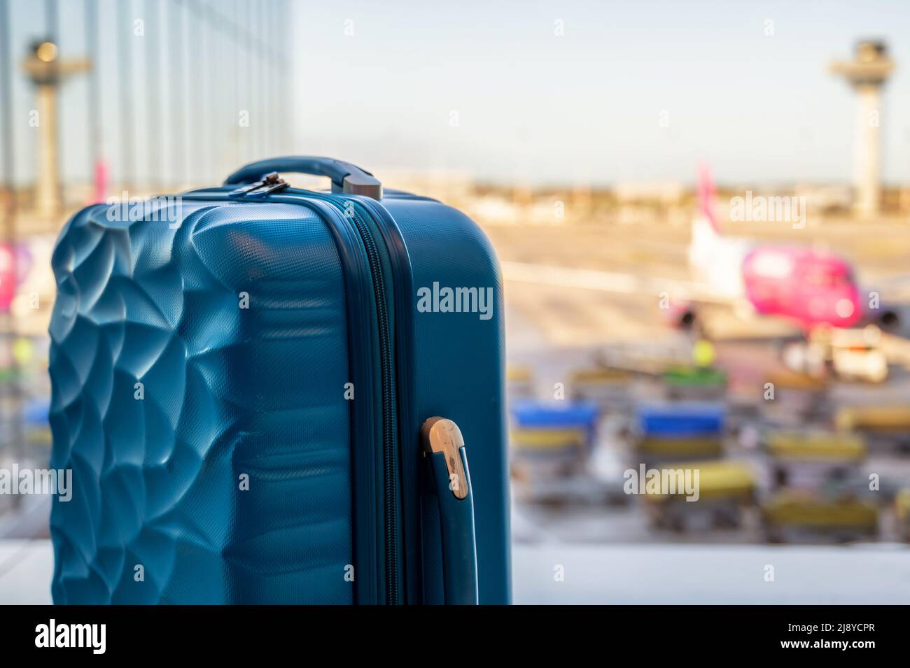 Koffer als Handgepäck am Terminal eines Flughafens Stockfoto