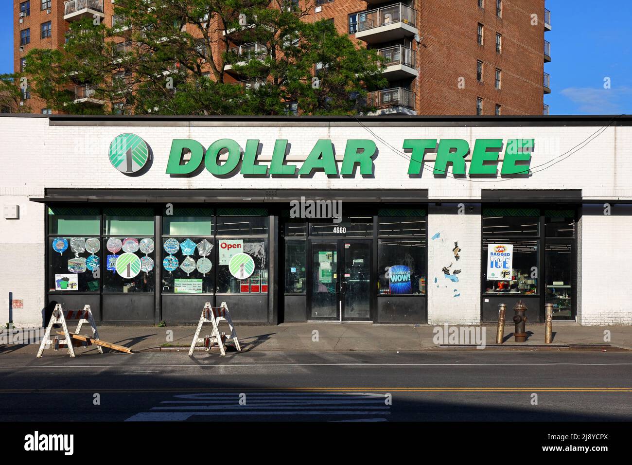 Dollar Tree, 4660 3. Ave, Bronx, New York, NYC Schaufensterfoto eines Discounter im Viertel Belmont. Stockfoto