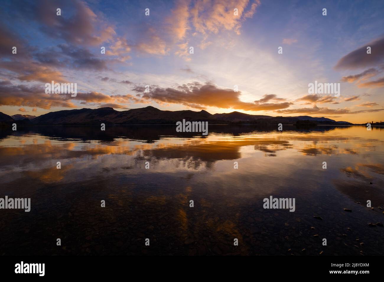 Sonnenuntergang über Derwent Water im englischen Lake District, Großbritannien Stockfoto