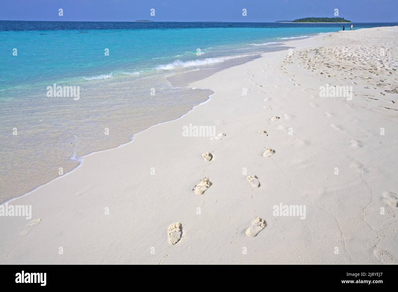 Fußabdrücke am Strand der maledivischen Insel Reethi Beach, Baa-Atoll, Malediven, Indischer Ozean, Asien Stockfoto