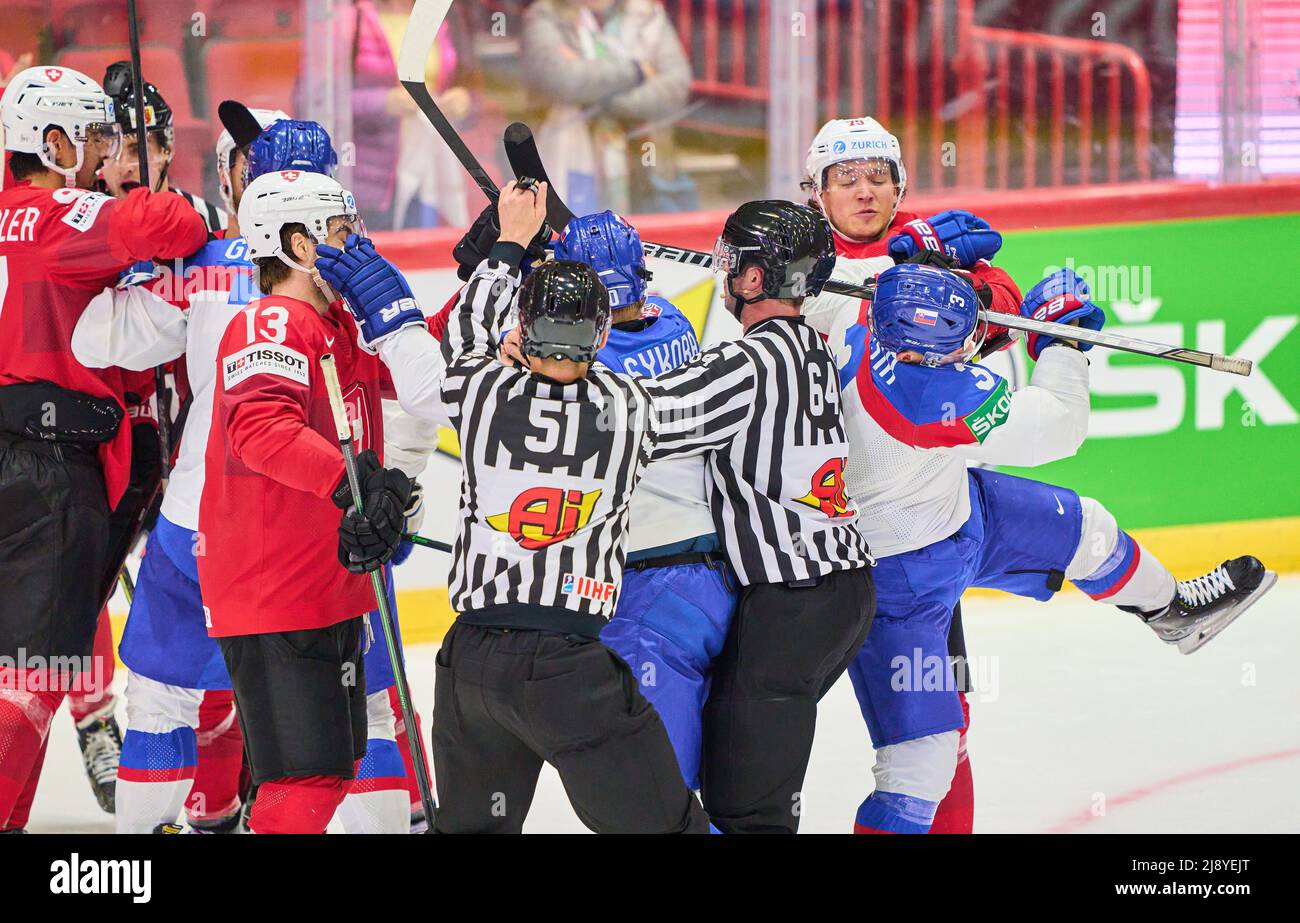 Helsinki, Finnland. 18.. Mai 2022. Schruppen mit Calvin Thürkauf, SUI 79 Adam Janosik, SVR 3 Jonas Siegenthaler Nr. 97 der Schweiz Nico Hirschier Nr. 13 der Schweiz im Spiel SCHWEIZ - SLOWAKEI 5-3 der IIHF EISHOCKEY WELTMEISTERSCHAFT Gruppe B in Helsinki, Finnland, 18. Mai 2022, Staffel 2021/2022 © Peter Schatz / Alamy Live News Stockfoto